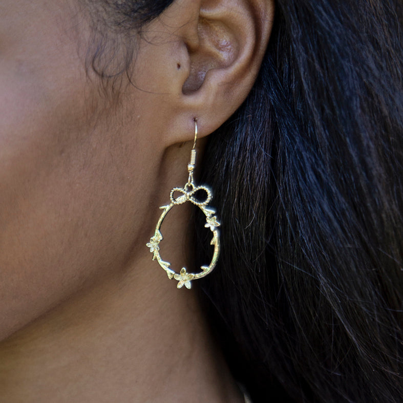 Delicate Gold Oval Wreath Earrings