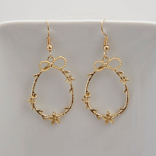 Delicate Gold Oval Wreath Earrings
